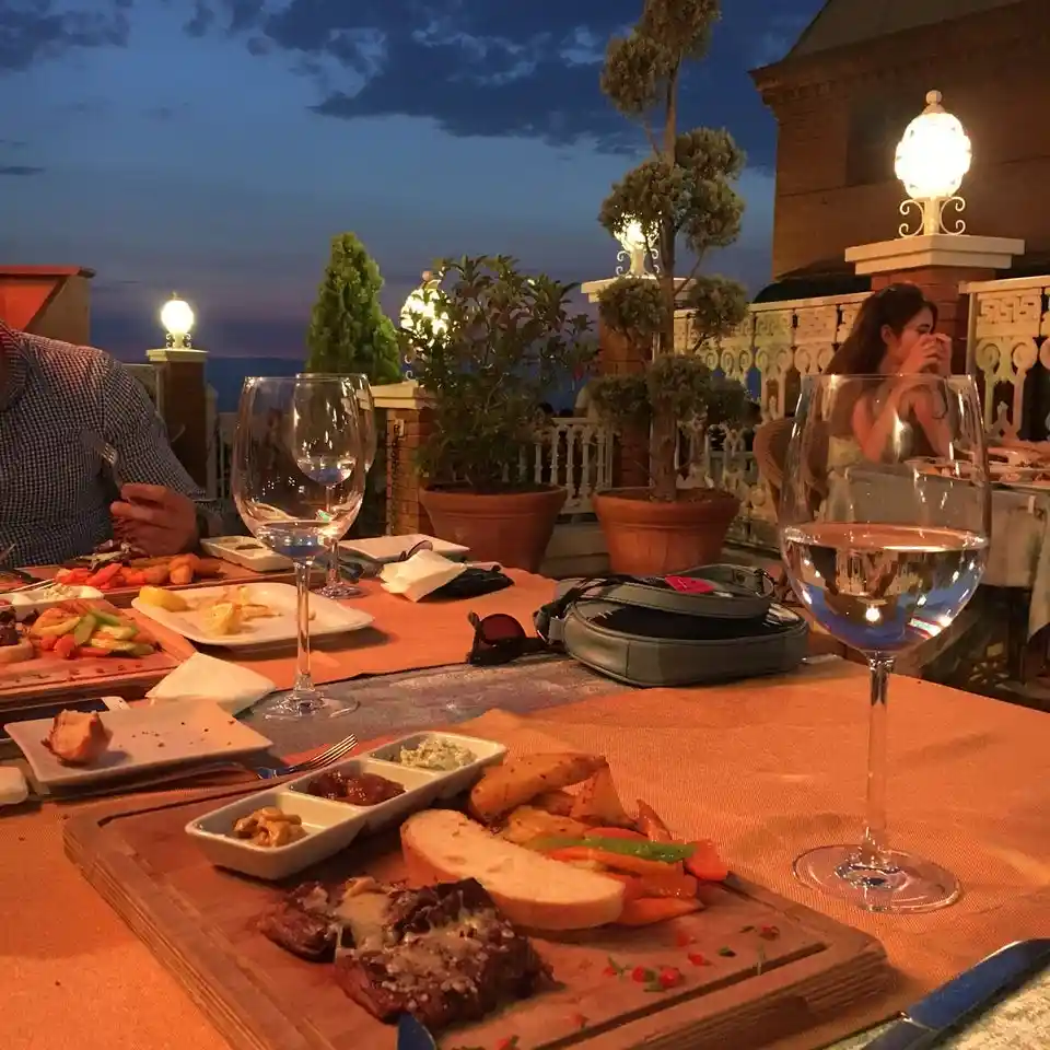Tarihi Asansör Restoran İzmir - İyi Masa