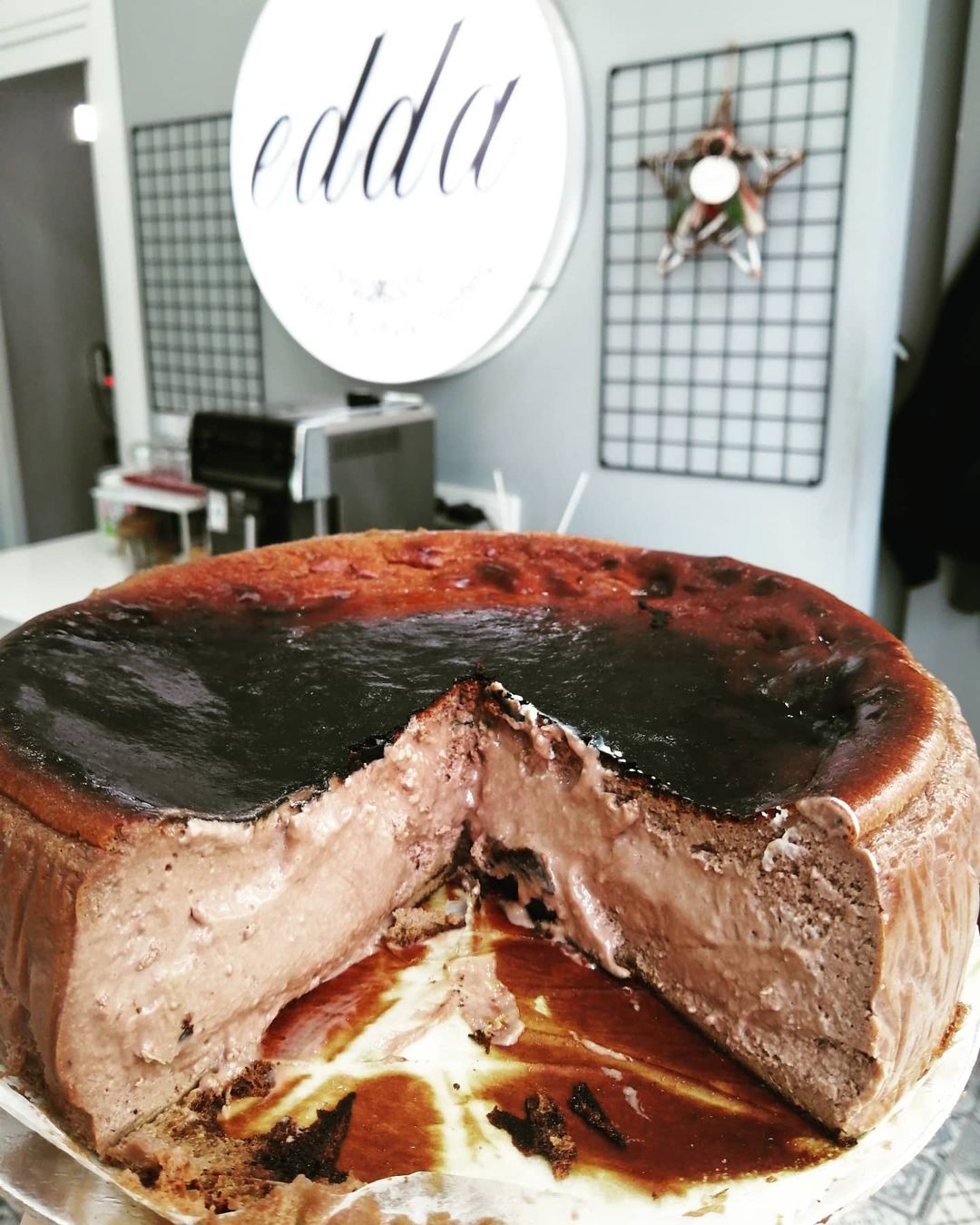 Edda Cakes and Chocolates  - İyi Masa