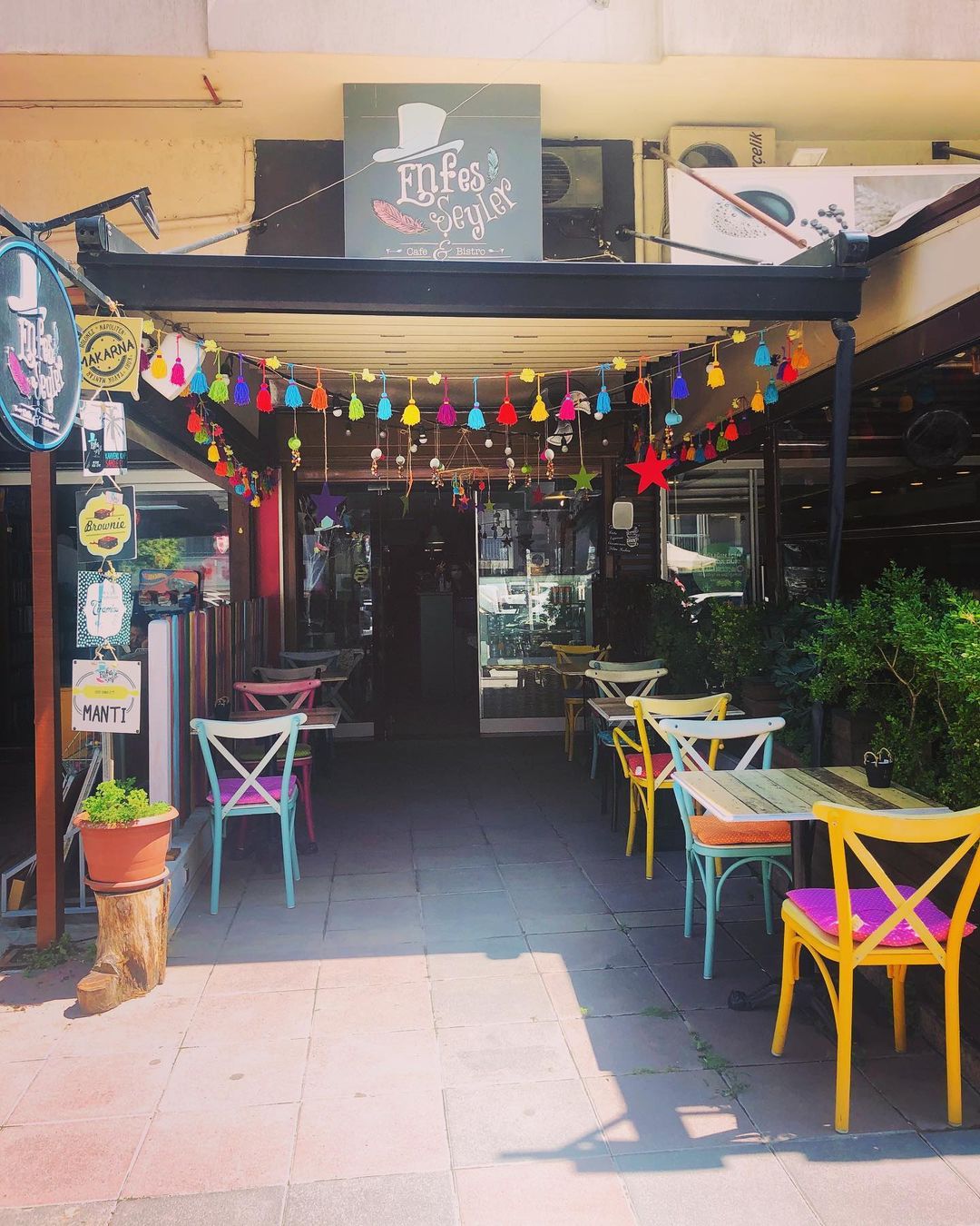 Enfes Şeyler Cafe & Bistro - İyi Masa