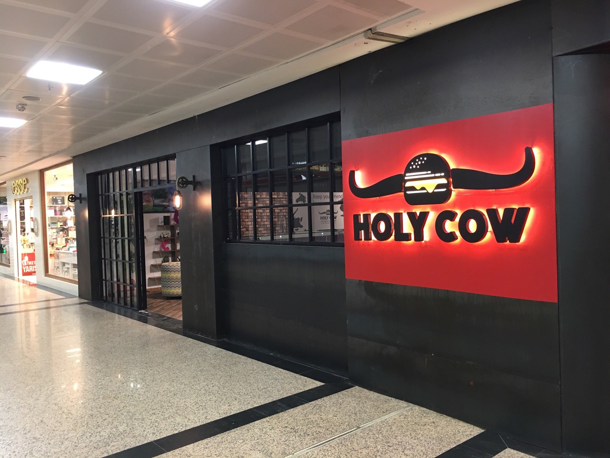 Holy Cow Gourmet Burgers & Steakhouse - İyi Masa