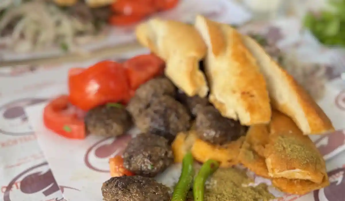 İzmir'in En İyi Köftecileri  - İyi Masa