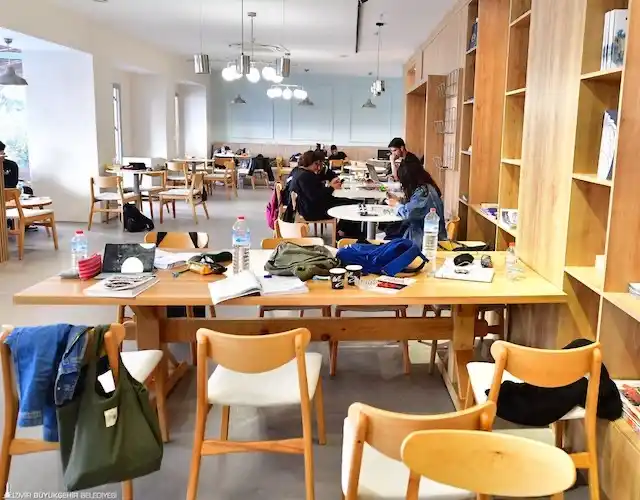 Kiraz Kitap Cafe - İyi Masa