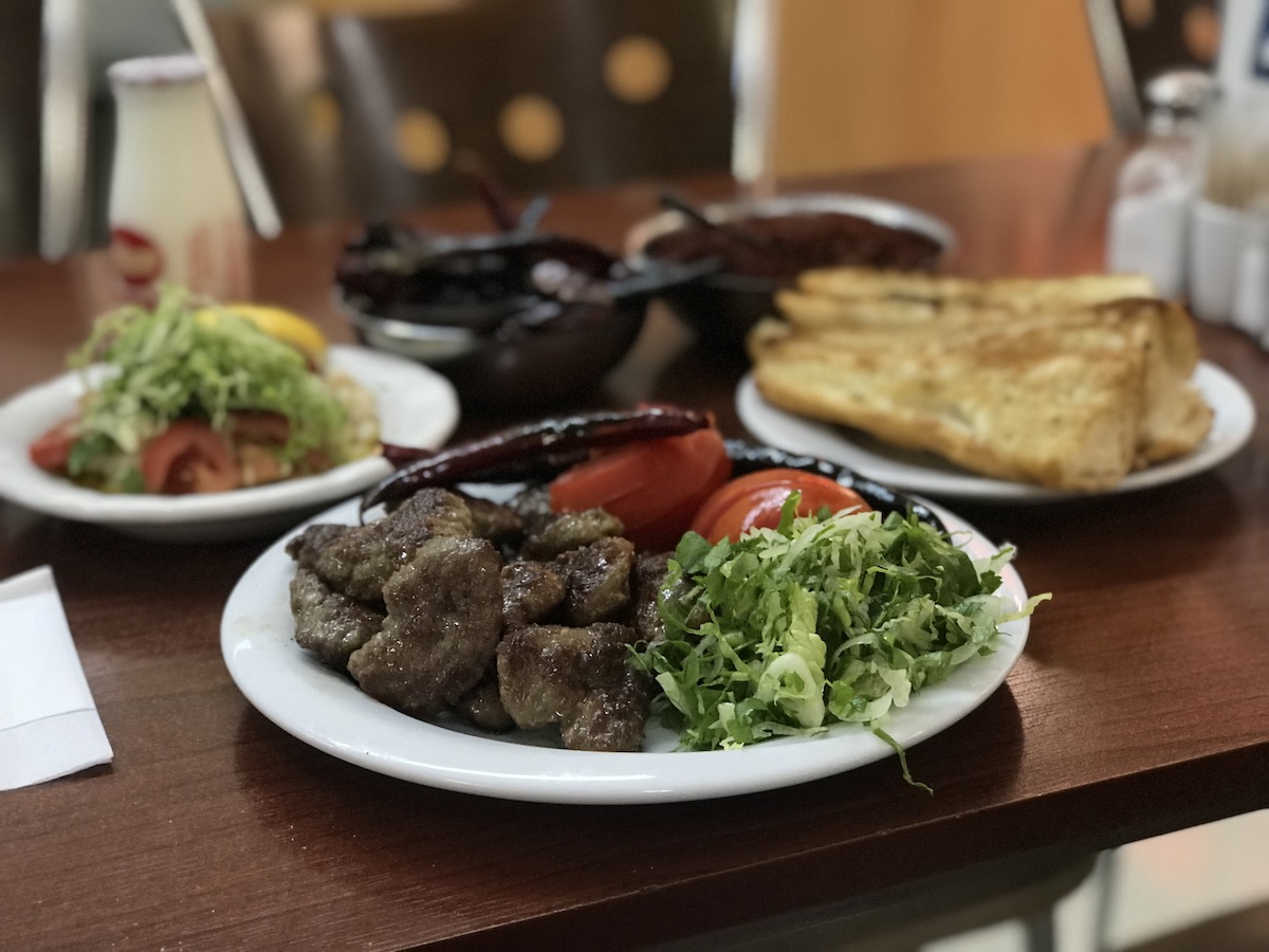 Köfteci Salih Arslan Kemeraltı - İyi Masa
