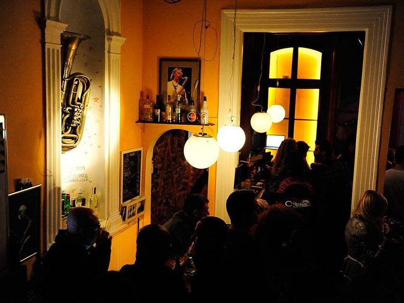 Alsancak Mavi Bar - İyi Masa