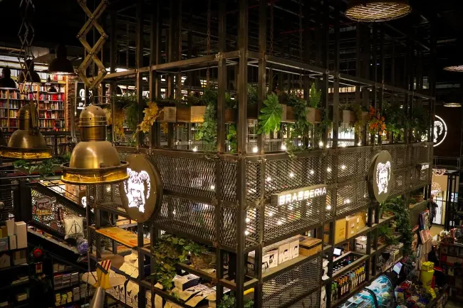 Pan Bookstore & Cafe - İyi Masa