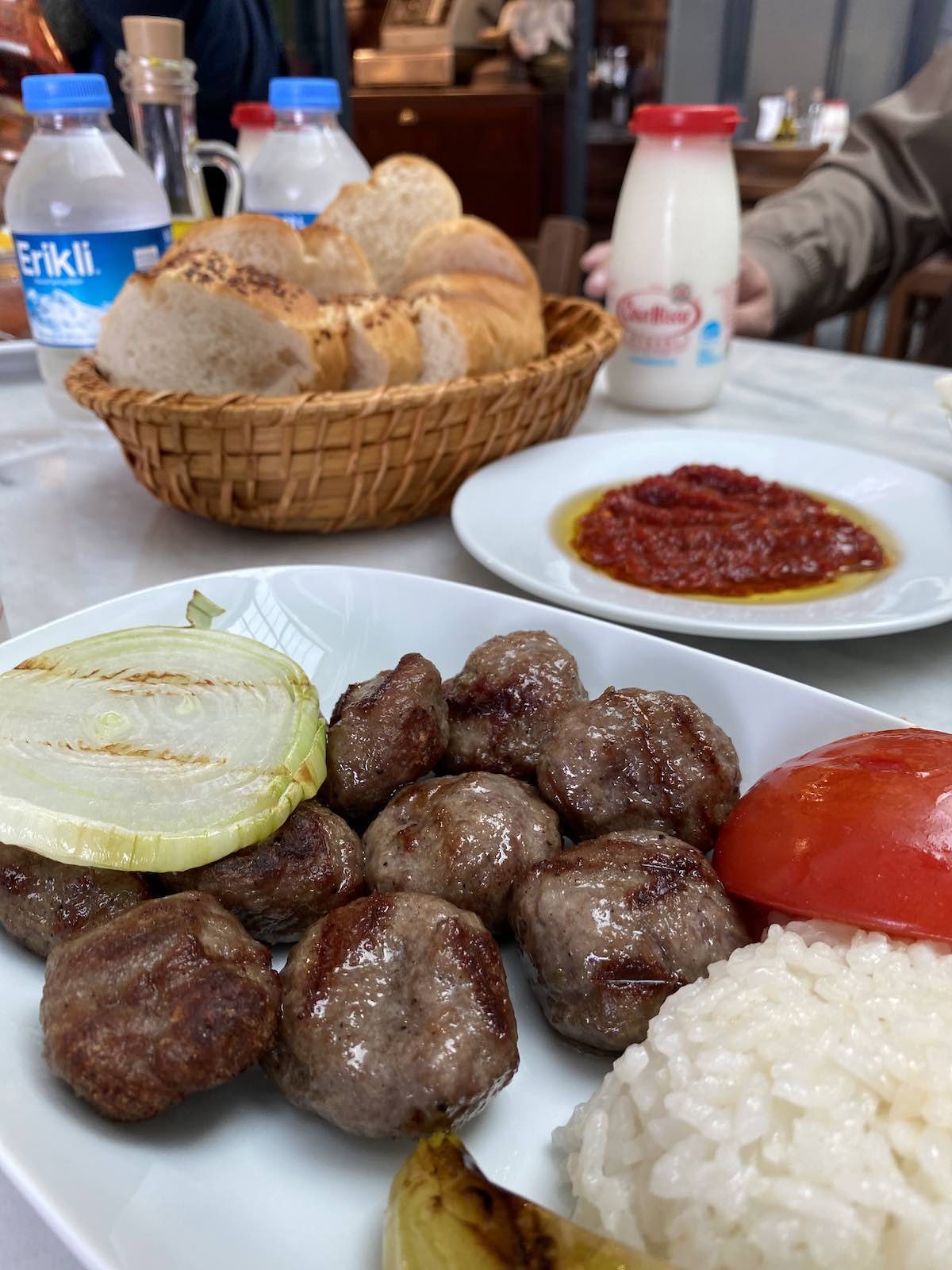Vefalı Köfteci Bornova - İyi Masa