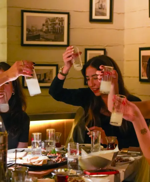 Leke Meyhane:  Kız Kıza Eğlencenin Adresi  | İzmir Mekan Rehberi