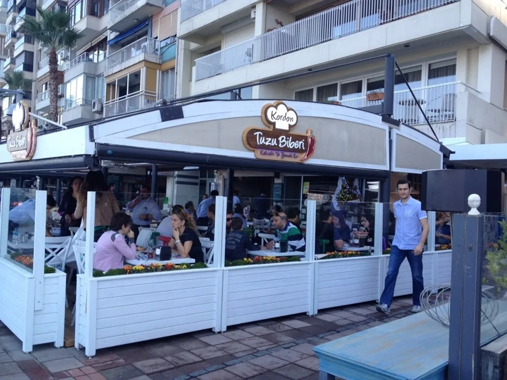 Kordon'da Hayatın Tadı: Tuzu Biber'i | İzmir Mekan Rehberi
