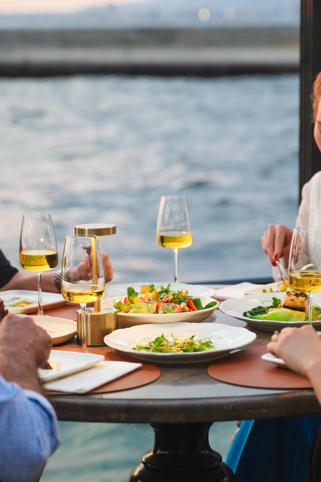 Konak Pier’de eşsiz bir deniz manzarasıyla Yüzde Yüz Food&Drink&Grill Sizleri Bekliyor | İzmir Mekan Rehberi