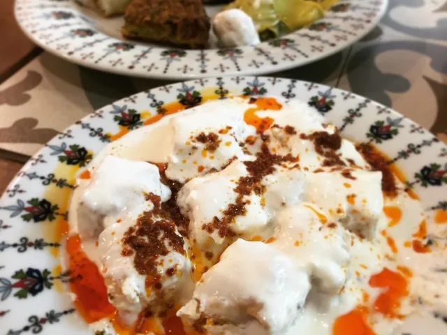 1. Ayşa Boşnak Börekçisi ve Ev Yemekleri – Yoğurtlu Boşnak Mantısı