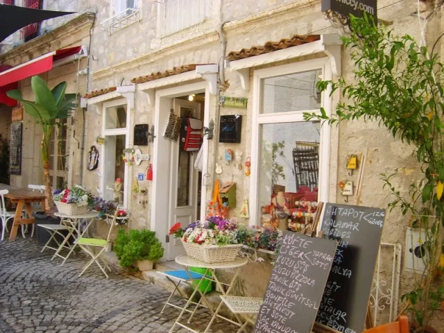 Alaçatı Çarşı: Hediyelik Eşyalar ve Nostaljik Atmosfer