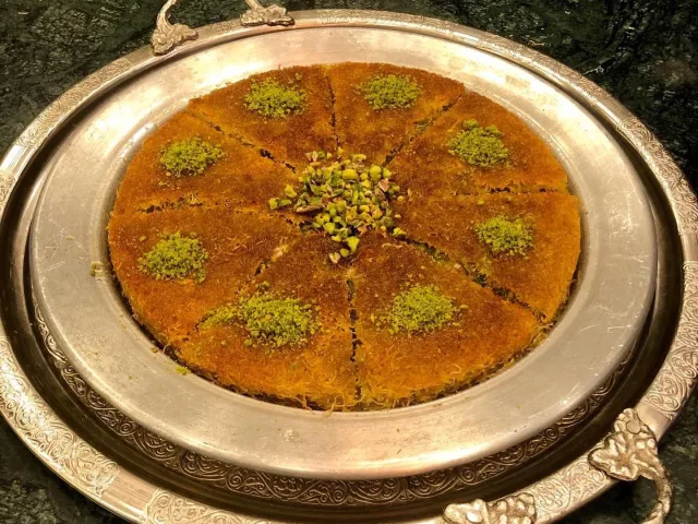 6. Bergama Hacıoğlu Baklava & Künefe