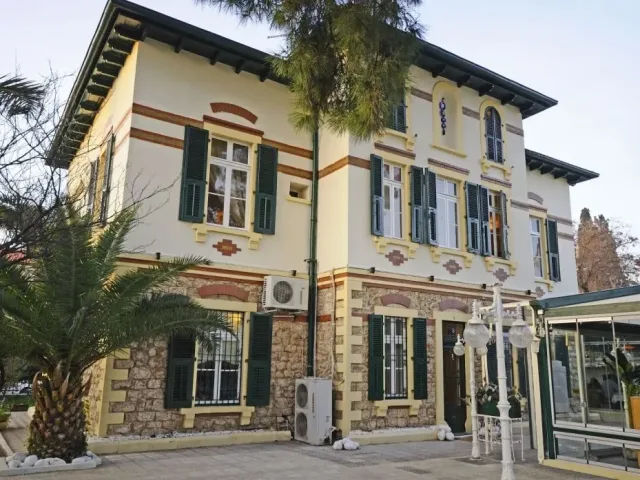 8. Buca’daki Rum Evleri’ni Gezin