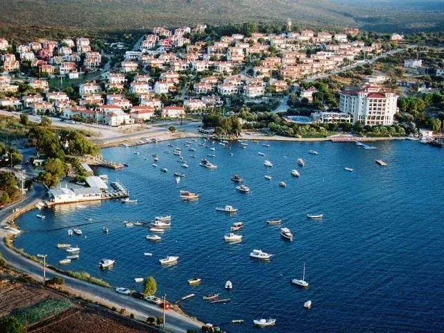 2. Çeşme'nin Berrak Sularında Yüzme