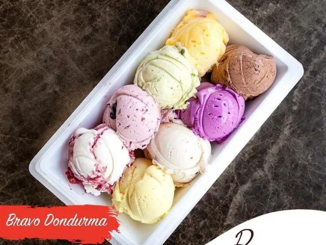 Serin mi serin çeşit çeşit dondurmaları kim yemek istemez ki. Dondurmanın adresi Bravo Patisserie