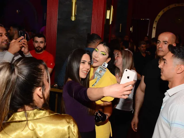 Moulin Rouge’da sahne alan bir diğer isim Hande Yener oldu.
