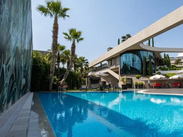 Hilton İzmir Otel Yüzme Havuzu