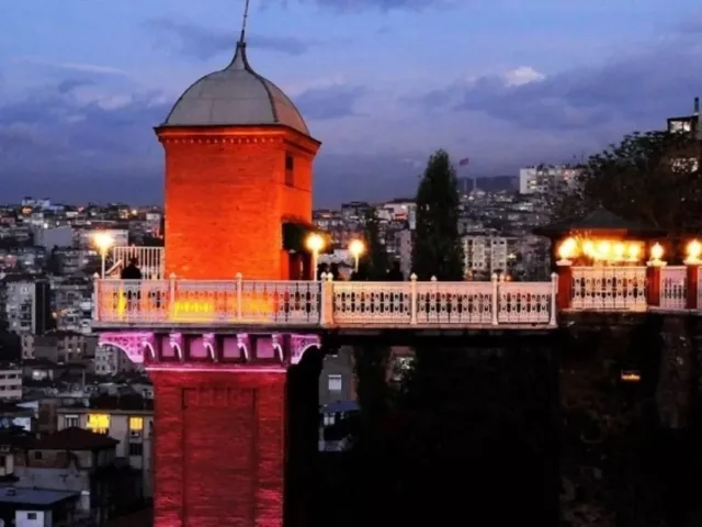Tarihi Asansör'e Git