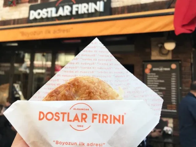 Damak tadınıza göre farklı çeşitlerini de içinde bulunduran Dostlar Fırını taze lezzetleriyle sizleri bekliyor!