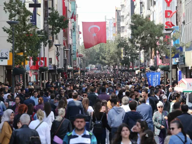 1. Karşıyaka Çarşısı’nda Alışveriş ve Yemek
