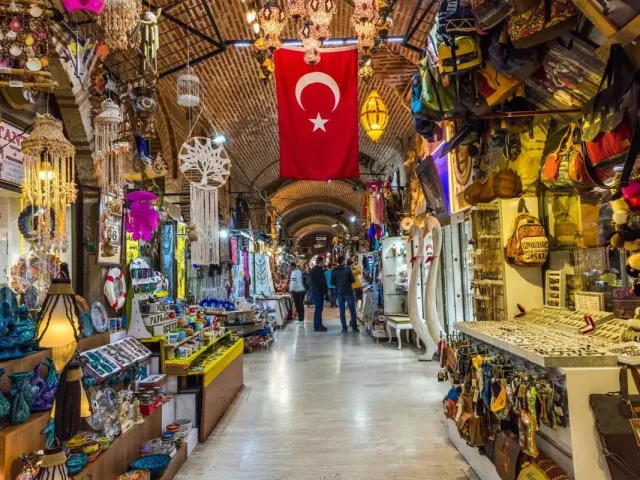 1. Kemeraltı Çarşısı'nda Tarihi Bir Yolculuk