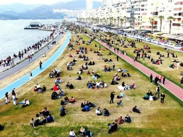 Kordon'da Çimlerde Otur