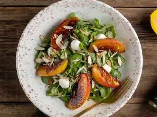 Izgara Şeftali ve Mozzarella Salatası