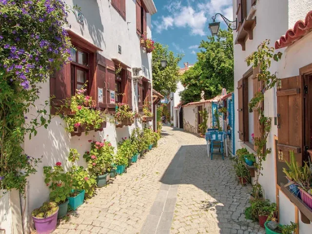 İzmir'in her köşesi keşfedilmeyi bekleyen güzelliklerle dolu bu tatil rotalarını mutlaka listenize ekleyin ve Ege'nin keyfini çıkarın!