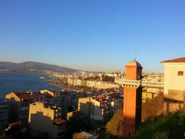4. Tarihi Asansör'de Manzaranın Keyfini Çıkarın