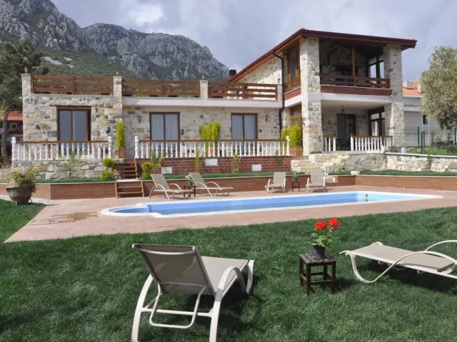 8.Taş Avlu Otel – Karaburun / Saip Köyü