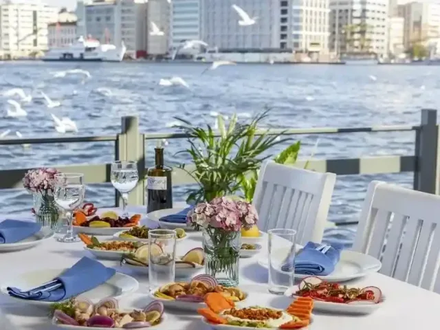 Konak Pier'de Denize Sıfır Rakı Balık Keyfi için Adabeyi Restaurant