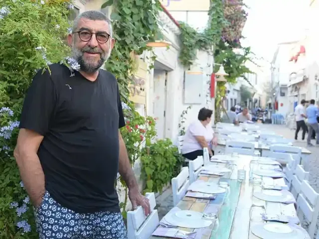 Alaçatı'nın Kalabalık Sokaklarında Eşsiz Lezzetleriyle Büyüleyen Bir Restoran Langaza