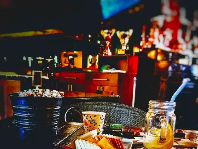 AHPUB CAFE& BAR'da Kadehler Tokuşuyor'