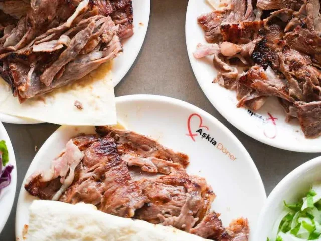 İzmir'in Et Dönercisi Aşkla Döner Sarnıç'ta Açıldı.