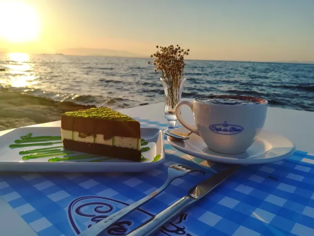 Günbatımında Türk kahvesinin Tadı Cafe de Blue'da Çıkar