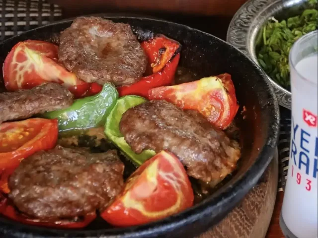Hisarönü Tepsi Bornova'da Geleneksel Lezzetlerin Modern Sunumu