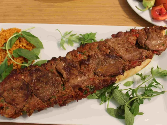 Aynı Anda Kebap ve Biftek Lezzeti; İki Yüzlü Kebap