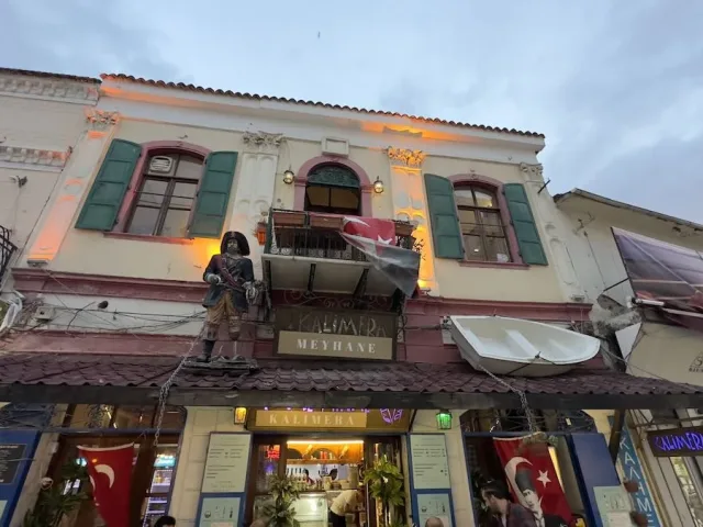 Kemeraltı'nın Lezzet Durağı Kalimera Meyhanesi, Ege ve Akdeniz Rüzgarları Estiriyor!