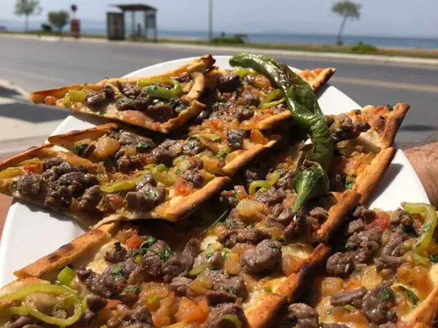 Güzelbahçe'de Lezzet Durağı Karacasu Pide Garden