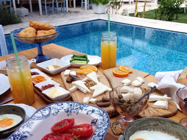 Havuz Kenarında Lezzetli Bİr Gün İçin Katre Kahvaltı Alaçatıı