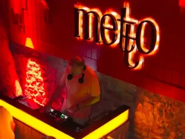 Metto: Alsancak’ın Gece Hayatının Parlayan Yıldızı