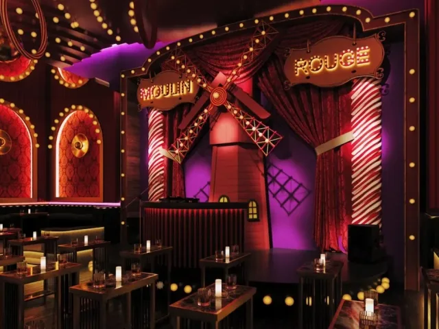 İzmir geceleri Moulin Rouge ile artık çok daha renkli.