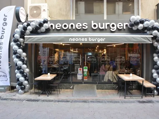 Neones Burger, Karşıyaka Şubesinde 7. Yılını Kutladı