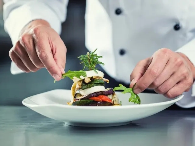 Yemek Sunumu Nasıl Yapılır? Misafirlerinizi Etkileyecek Sunum Tüyoları