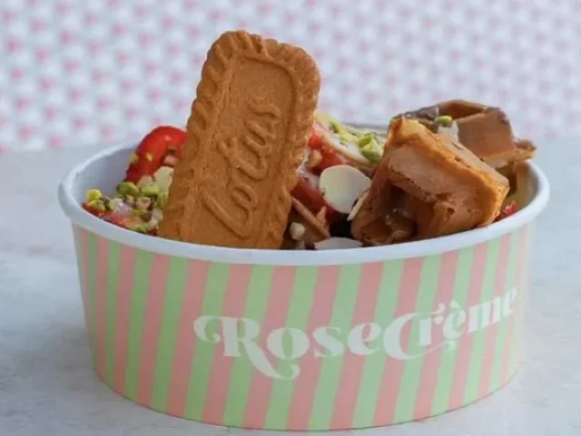 Rose Crème Artisan: Foça’da Zarafetin ve Serinliğin Buluştuğu Dondurma Atölyesi