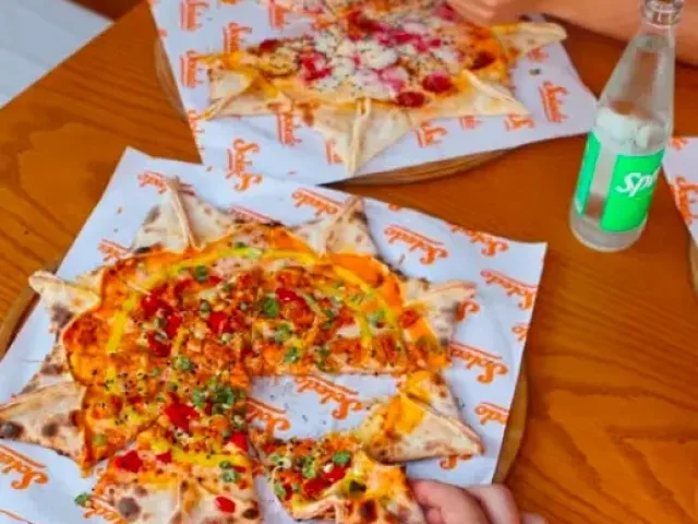 İzmir Bostanlı'da Farklı Bir Pizza Deneyimi: Soledo