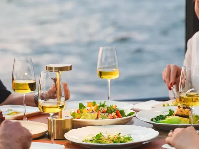 Konak Pier’de eşsiz bir deniz manzarasıyla Yüzde Yüz Food&Drink&Grill Sizleri Bekliyor