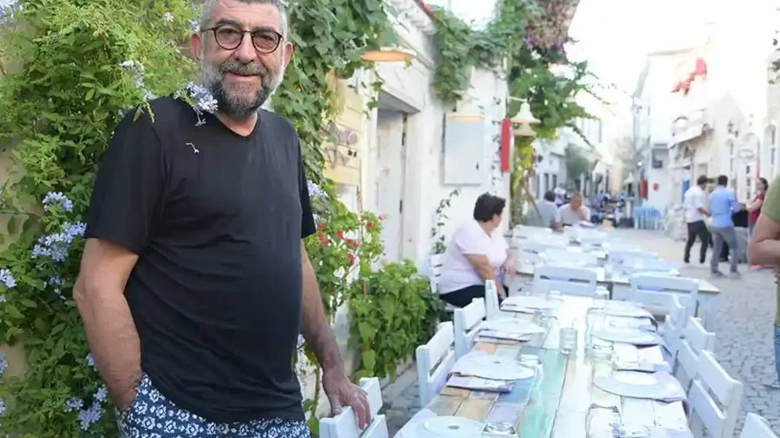 Alaçatı'nın Kalabalık Sokaklarında Eşsiz Lezzetleriyle Büyüleyen Bir Restoran Langaza