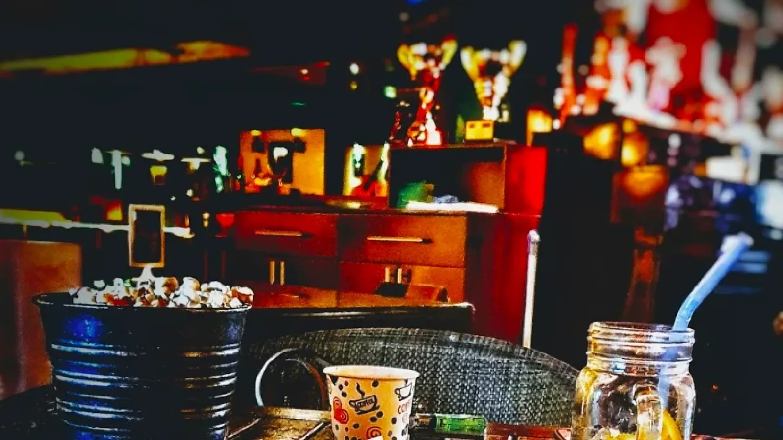 AHPUB CAFE& BAR'da Kadehler Tokuşuyor'