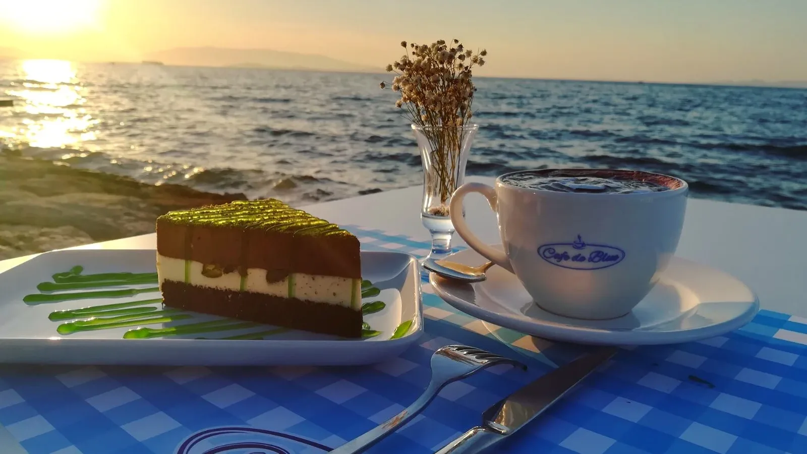 Günbatımında Türk kahvesinin Tadı Cafe de Blue'da Çıkar